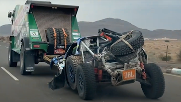 Bizarre beelden van zwaar beschadigde auto Coronel