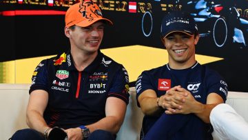 Verstappen grapt over spion De Vries: "Zal me een volledig McLaren-rapport sturen!"