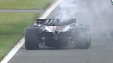 Video: Ploffende Ferrari-motor zorgt voor safety car op Silverstone