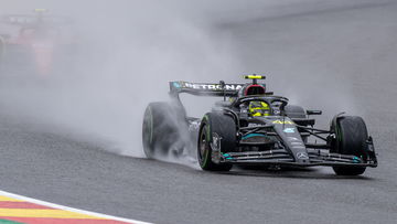 Video: Hamilton rijdt gat in zijkant Red Bull van Perez bij intens gevecht