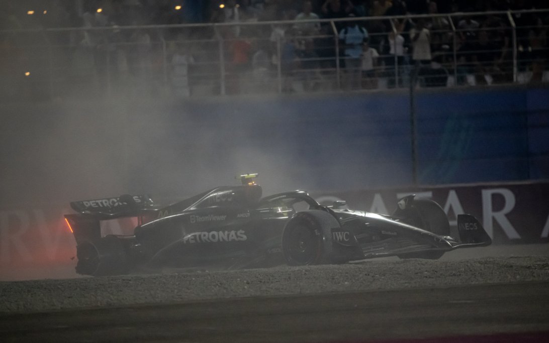 Hamilton crash qatar