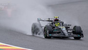 Video: Hamilton rijdt gat in zijkant Red Bull van Perez bij intens gevecht