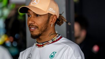 Hamilton lacht na zien herhaling crash Perez: "Hij deed een Lewisje!"