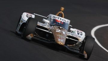 VeeKay blundert in Indy 500 en knalt concurrent in de muur