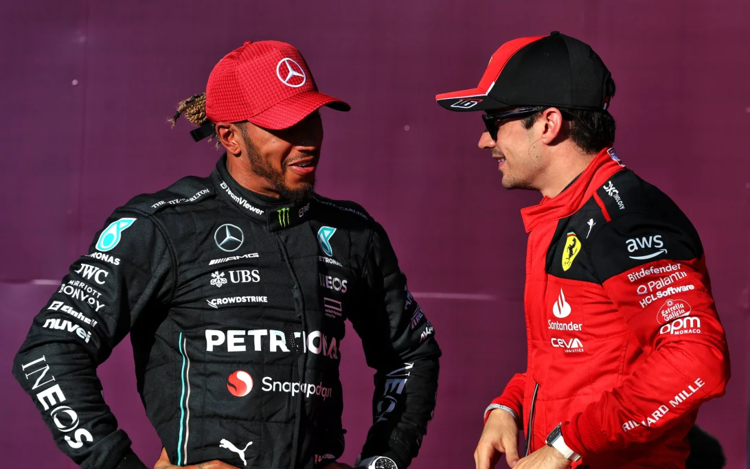 Lewis Hamilton i Charles Leclerc u razgovoru nakon utrke.