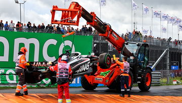 Video: Magnussen zorgt voor code rood in natte derde vrije training