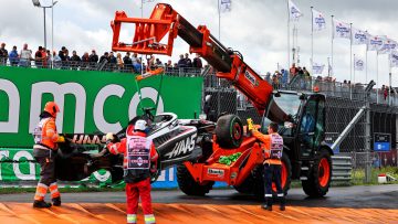 Video: Magnussen zorgt voor code rood in natte derde vrije training