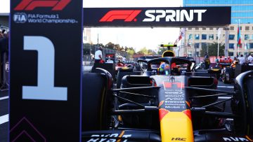 Samenvatting: Perez wint enerverende spintrace in Bakoe