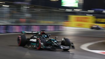 Video: Verstappen en Russell raken elkaar, safety car en straf is het gevolg