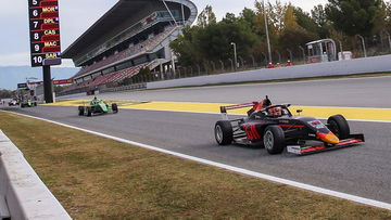 Bijzondere Red Bull-momenten: junior-coureur maakt het wel heel bont en gaat door 't stof