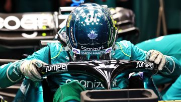 Kapotte Aston Martin zorgt voor safety car: Verstappen profiteert