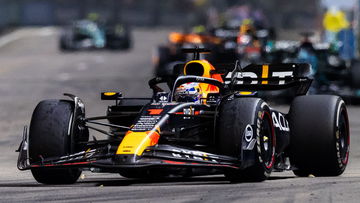 Verstappen vecht voor wat hij waard is met futloze Red Bull, Sainz heer en meester in Singapore