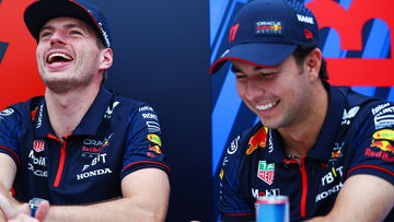 Verstappen en Perez gieren het uit om F1-nostalgie: 'Telefoontje van Wolff opnemen?'