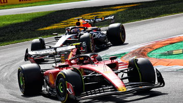 Video: Sainz smijt de deur dicht voor Verstappen bij start GP Italië