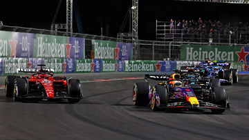 Verstappen overleeft hindernissen, onderzoeken en straffen en wint in Las Vegas