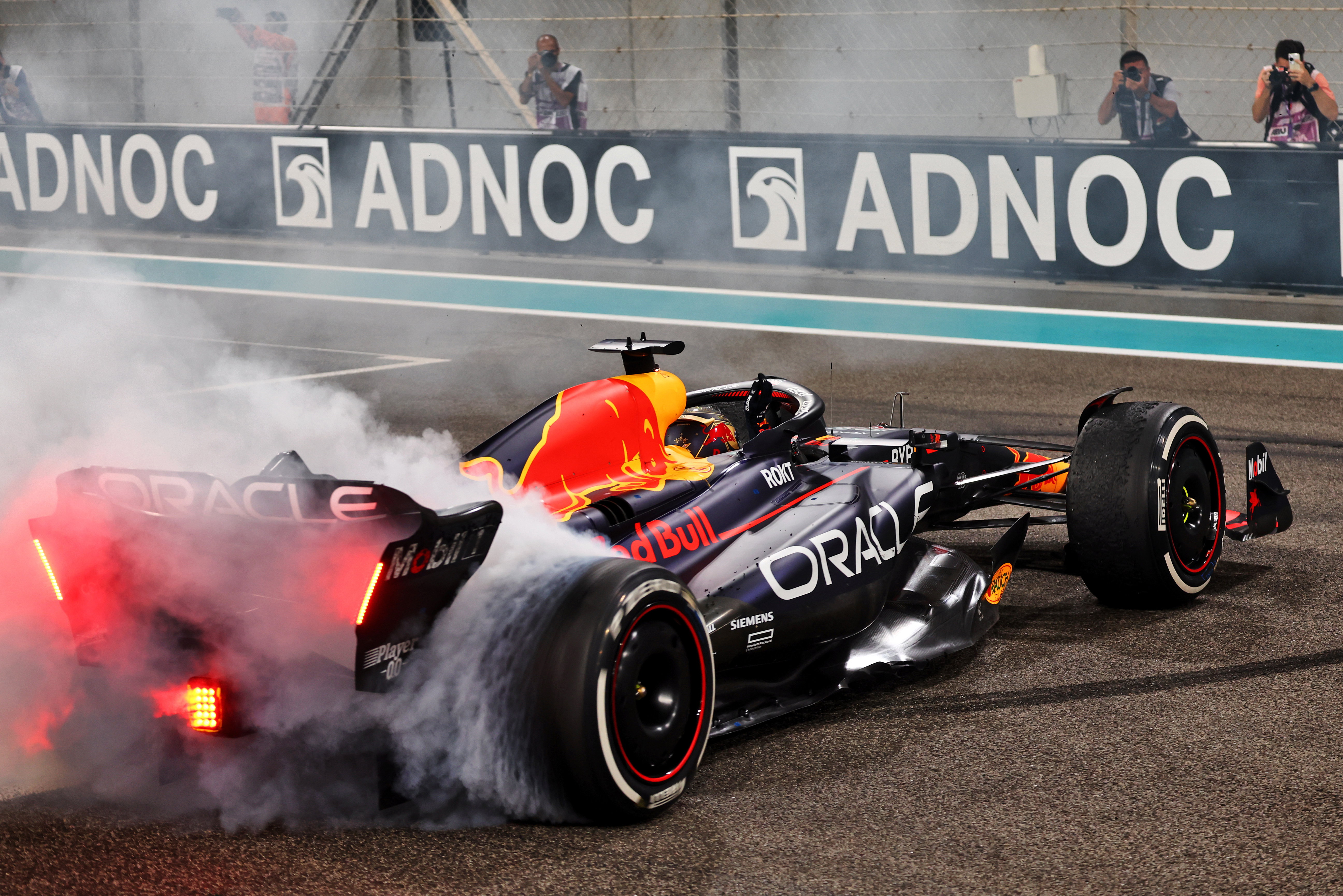 Verstappen donuts Abu Dhabi 2023