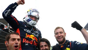 Samenvatting natte, chaotische Formule 1 GP van Nederland met ongenaakbare Verstappen