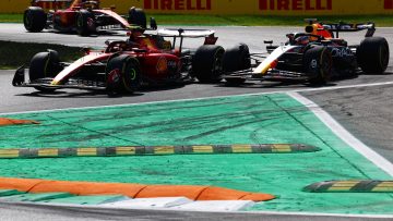 Video: Sainz bezwijkt onder druk Verstappen, Red Bull-coureur pakt de leiding