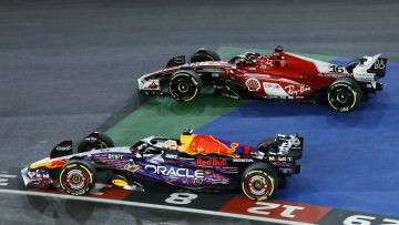 Verstappen bestraft na deze inhaalactie op Leclerc