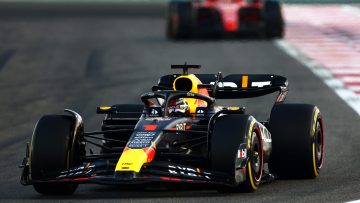 Video: Russell duikt buitenom bij Piastri, Verstappen klaagt over banden