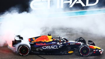 Video: Dankbare Verstappen zorgt voor prachtige donuts op Yas Marina Circuit