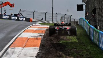 Verstappen ondanks schrikmomentje naar snelste tijd in natte tombola GP Nederland