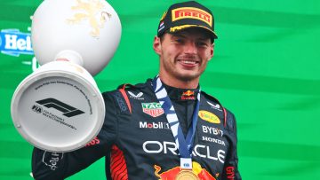 Villeneuve geniet van Verstappen-dominantie: "Wat maakt het uit? Én hij sloopt Perez!"