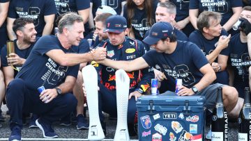 Meesterlijke Verstappen bezorgt Red Bull eigenhandig de titel in Japan