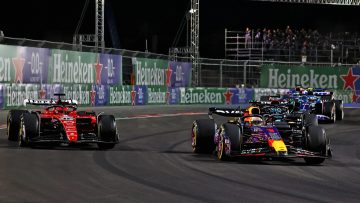 Verstappen overleeft hindernissen, onderzoeken en straffen en wint in Las Vegas