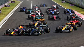 Beelden: Verstappen maakt zich breed en verschalkt Hamilton bij de start