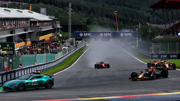 Video: Verstappen verliest leiding sprintrace bij chaotische safety car start met twintig pitstops