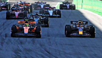 Verstappen troeft Norris af en zet F1-veld op grote achterstand in sprintrace GP Brazilië