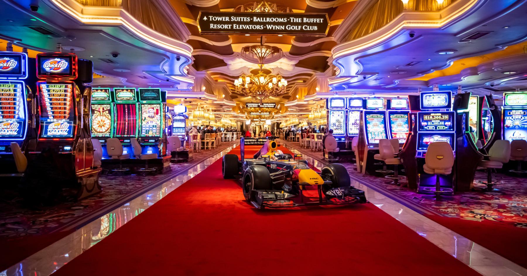 Verstappen onthult speciale helm voor Las Vegas RacingNews365