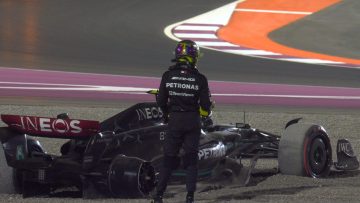 Video: Hamilton en Russell crashen samen bij start GP Qatar