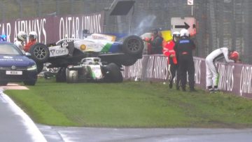 Auto's klimmen op elkaar in spectaculaire Formule 2-crash op drijfnat Zandvoort