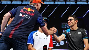 Verstappen en Ocon kibbelen tijdens de kwalificatie: "Wat een domme idioot!"