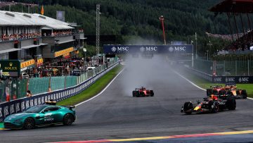 Video: Verstappen verliest leiding sprintrace bij chaotische safety car start met twintig pitstops