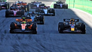 Verstappen troeft Norris af en zet F1-veld op grote achterstand in sprintrace GP Brazilië