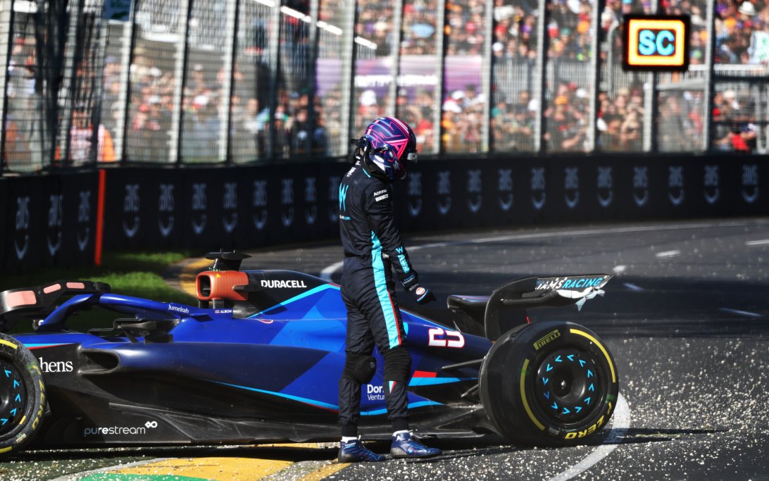 Albon crash Melbourne