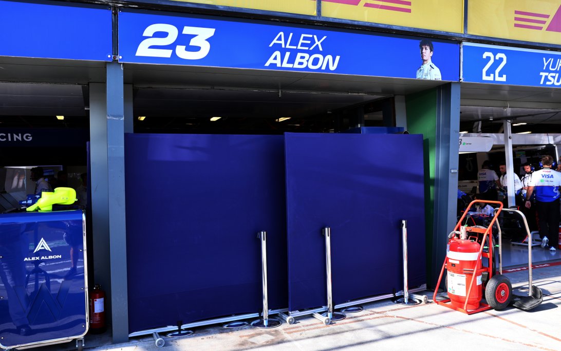 Albon pitbox screens Australia