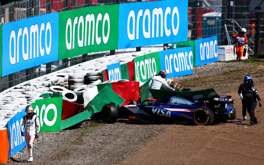 Ricciardo Albon crash Japan