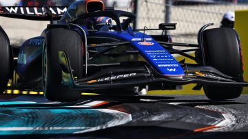 Albon zadelt zichzelf op met 'gigantische' schade: "Deed Verstappen eerder ook"