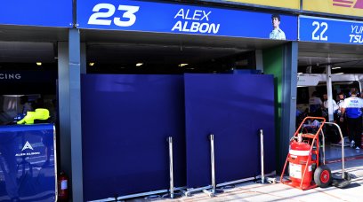 Albon pitbox screens Australia