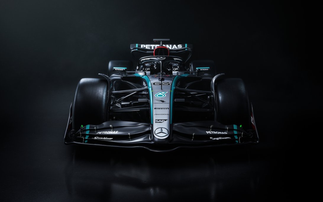 Mercedes AMG W15 E PERFORMANCE George Russell Front Low