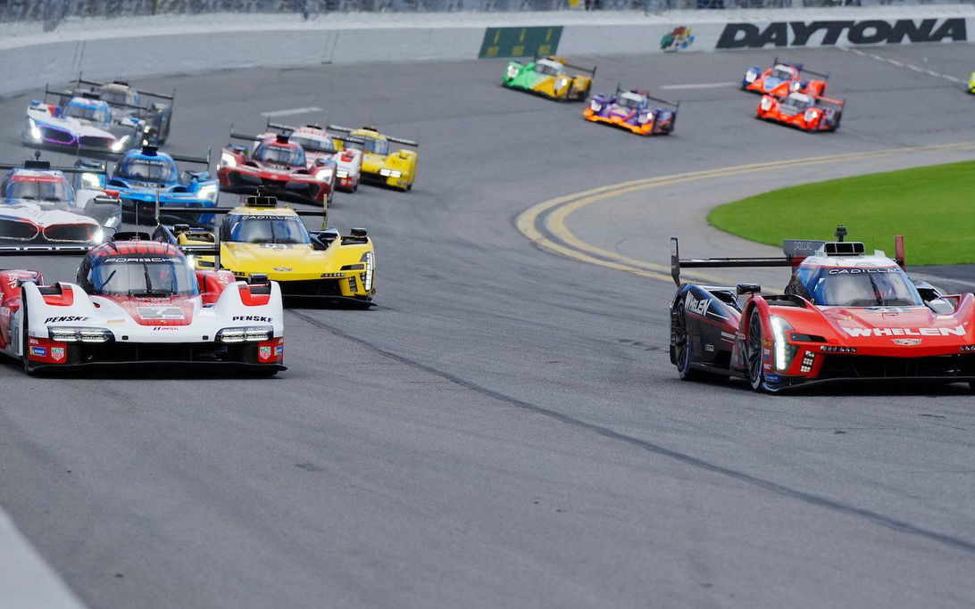 Daytona 2024 #31: Whelen Cadillac Racing, Cadillac V-Series.R, GTP: Pipo Derani, Jack Aitken, Tom Blomqvist, #7: Porsche Penske Motorsports, Porsche 963, GTP: Matt Campbell, Felipe Nasr, Dane Cameron, Josef Newgarden
