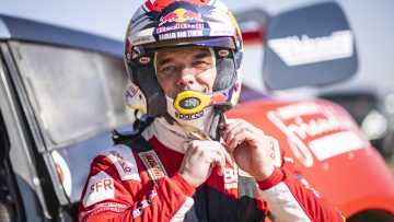 Pijlsnelle Loeb voert druk op Sainz weer op in Dakar Rally