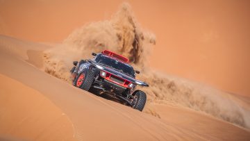 Sainz steekt dikke middelvinger op, Al-Attiyah krijgt deksel op de neus