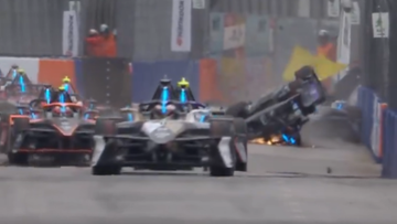 Video: Titelverdediger Formule E belandt op zijn kop na harde crash