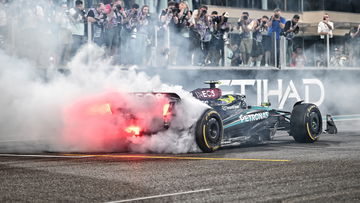 Hamilton herenigd met legendarische Mercedes-bolides: "Beste tijd van mijn leven"