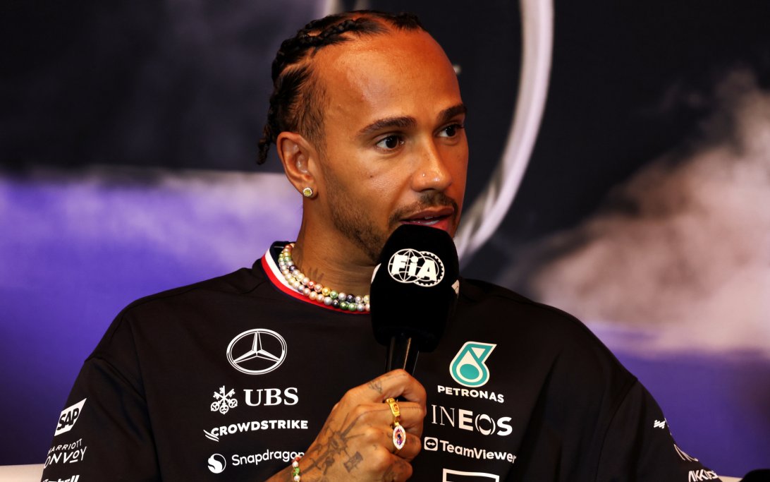 Hamilton stelt Mercedes-verwachtingen bij, ziet Red Bull als haalbaar